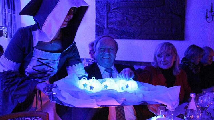 Die Hüterin des Lichtes (Simone Seidel) schenkt den Zuhörern zum Abschied ein Licht der Erkenntnis.