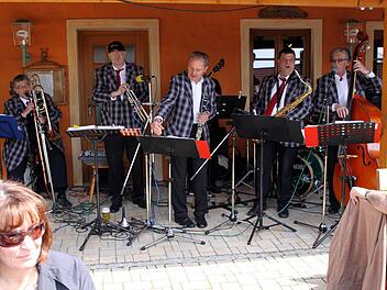 Beim Open-Air Auftritt der "Old Beertown Jazzband" auf der Radspitz spitzten die Besucher die Ohren.  Foto: Michael Wunder