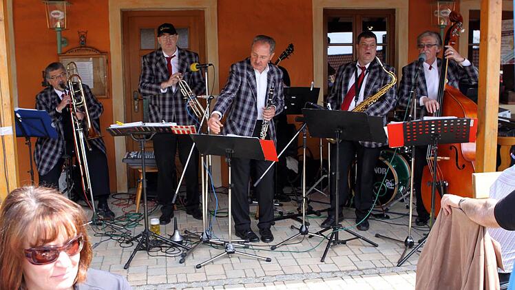 Beim Open-Air Auftritt der "Old Beertown Jazzband" auf der Radspitz spitzten die Besucher die Ohren.  Foto: Michael Wunder
