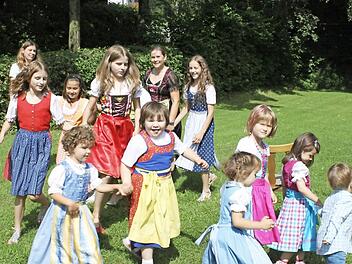 Insgesamt zehn traditionelle Tänze üben die Kinder aus Oberleinleiter ein.  Foto: Carmen Schwind