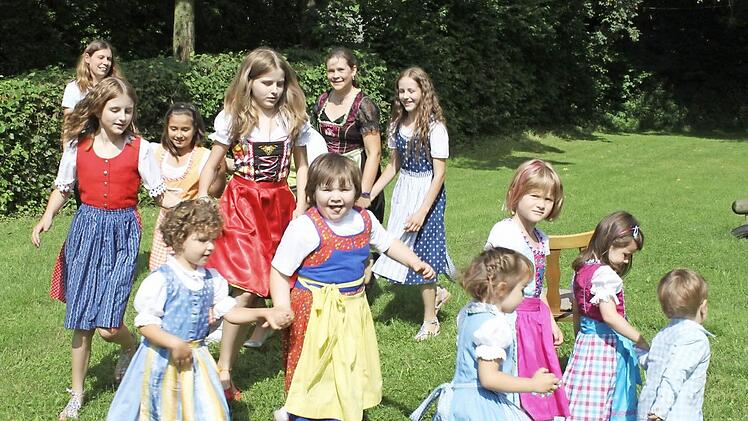 Insgesamt zehn traditionelle Tänze üben die Kinder aus Oberleinleiter ein.  Foto: Carmen Schwind