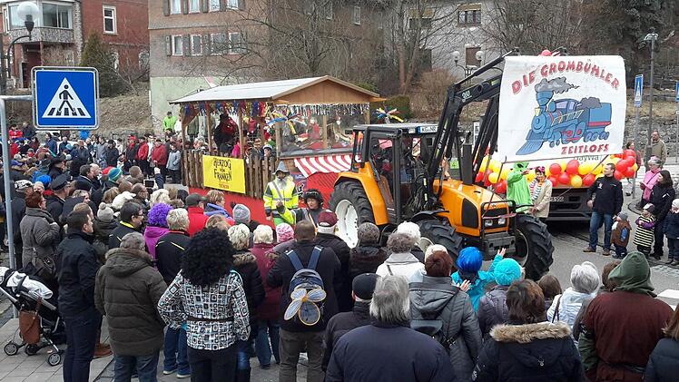 Wenn schon keine Gleise mehr: Dann fährt die Eisenbahn eben auf den Straßen Brückenaus durch die Lande. Foto: Rolf Pralle
