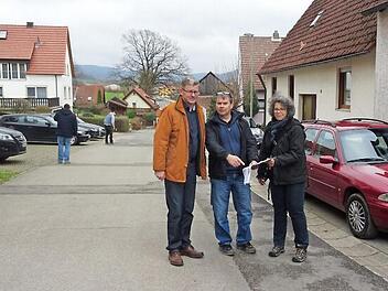 Bürgermeister Wolfgang Möhrlein, Jürgen Sauer vom Ingenieurbüro Harrer und Sauer und Verena Lutz vom Architekturbüro Sieben bei der Besprechung der Maßnahmen Am Schimmelsgraben, wo eine Straßenerneuerung ansteht. Foto: Andrea Spörlein