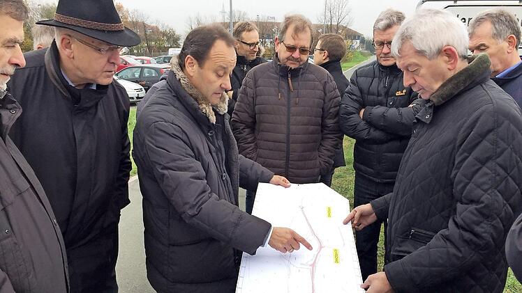 Fachbereichsleiter Tiefbau, Michael Dotterweich, erläutert Landrat Kalb und den Ausschussmitgliedern die Planungen an der BA 27. Foto: Landratsamt