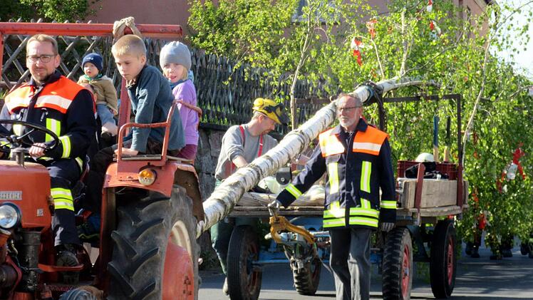 Wolfgang Koch ist seit 40 Jahren Zuständig für das Aufstellen des Maibaums.   Sein Sohn Oliver (Traktor fahrend) soll diese Tradition fortführen und die Enkel sind als "Beifahrer" auf dem Traktor ebenfalls schon fest in die Familientradition mit eingebunden.Feuerwehr Garitz