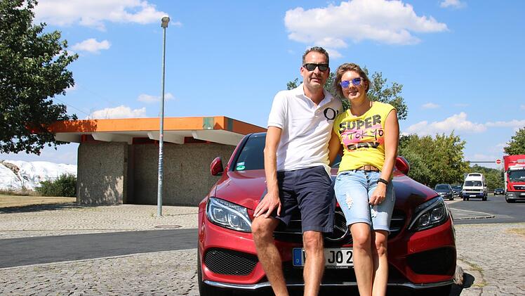Die Urlaubsreisenden Oliver Schümann und Jessica Seifert aus Schleswig-Holstein bei ihrer Autobahn-Pause im Landkreis Forchheim: Das Paar lobt die Sauberkeit der Toiletten im Regnitztal. Aber sie hätten sich an der A 73 gerne einen Kaffee gekauft. Foto: Ronald Heck
