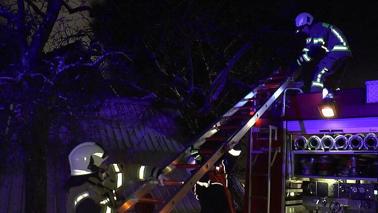 Bei einem Brand am Sonntagabend in Haßfurt kam es zu einem Großaufgebot von Rettungskräften. Foto: NEWS5 / Licha