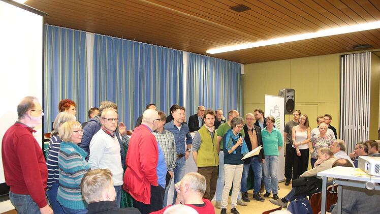 Die Gegner des Funkmasts übergaben eine Liste mit 130 Unterschriften für ein nachhaltiges Mobilfunkkonzept an Bürgermeister Robert Bosch. Foto: Jürgen Gärtner