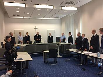 Tom Z. (rechts im Bild, Namen geändert) muss für drei Jahre und neun Monate ins Gefängnis. Foto: Stefan Fößel