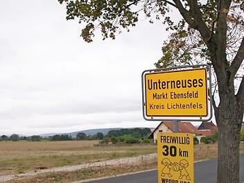 Auf gute Nachbarschaft: Unterneuses "w&auml;chst" Richtung Pferdsfeld. F&uuml;r das Baugebiet mit Parzellen f&uuml;r vier Einzelwohnh&auml;user und zwei Doppelhaush&auml;lften besteht nach durchlaufenem Verfahren nun Baurecht. Foto: Mario Deller
