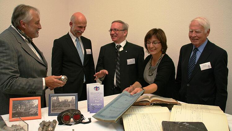 Geschäftsführerin Michaela Atzler zeigt historische Urkunden und Geräte, von links Dr. med. Germut Schneeberger, OB Kay Blankenburg, Dekan Thomas Keßler, Rechtsbeistand Eberhard Gräf  Foto: Werner Vogel