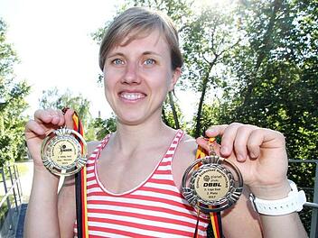 Liisi Sokman pr&auml;sentiert zwei Medaillen, die sie im Trikot der DJK Brose gewonnen hat. Foto: privat