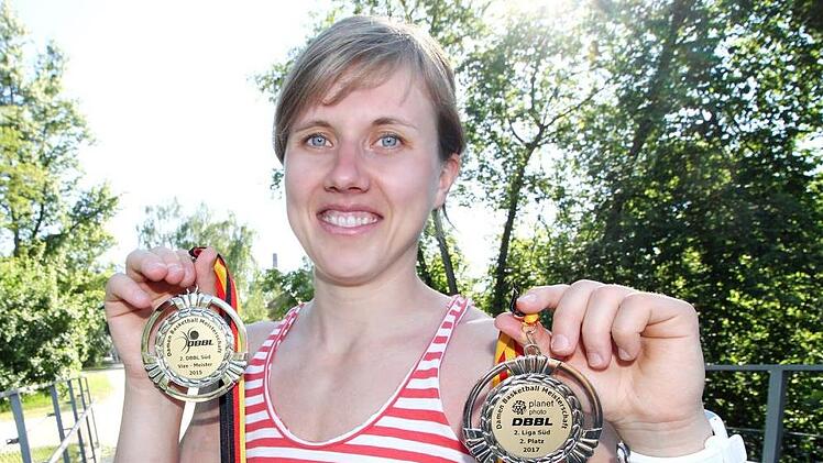 Liisi Sokman pr&auml;sentiert zwei Medaillen, die sie im Trikot der DJK Brose gewonnen hat. Foto: privat