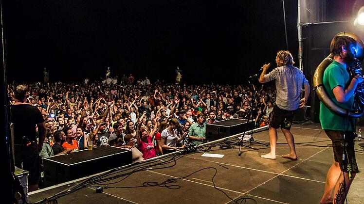 Krachledernes Outfit, mitreißend laute Beats: LaBrassBanda begeistert in Tambach . Foto: Jochen Berger