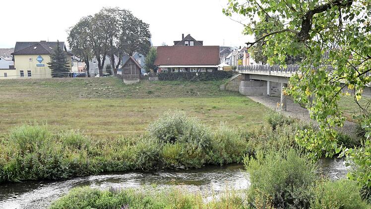 Die erste Lange Brücke aus Stahl führte im Jahre 1878 über den Main. Links daneben vor dem Brückenstübla erkennt man das Widerlager der ehemaligen Holzbrücke.  Foto: Andreas Welz