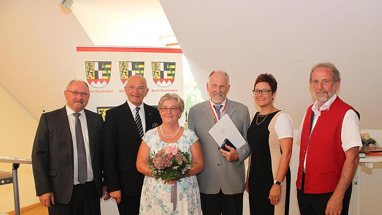 Bei der Ehrung (v. l.): Otto Siebenhaar, Günther Denzler, Monika und Berhard Hofmann, Anja Gebhardt und Altlandrat Reinhardt Glauber Foto: Carmen Schwind