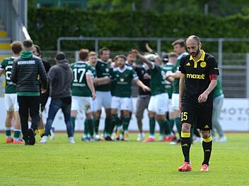 SpVgg-Kapit&auml;n Anton Makarenko geht nach der 0:4-Niederlage entt&auml;uscht vom Platz, w&auml;hrend die Schweinfurter jubeln durften. Die Unterfranken sind Meister der Regionalliga Bayern.