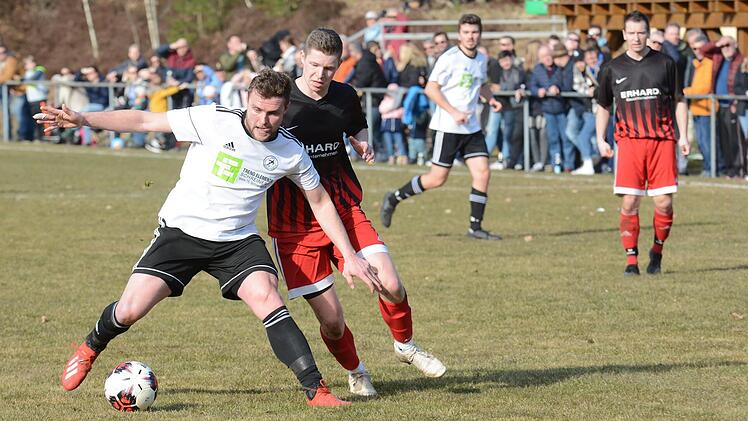 Ein Duell vor ansprechender Derby-Kulisse liefern sich Steinachs Fabian Schmitt (links) und Reichenbachs David Dietz. Foto: ssp