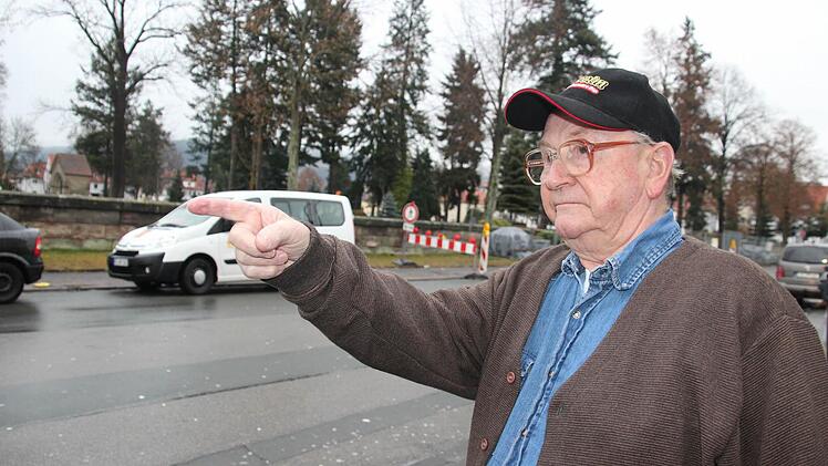Gottfried Winter zeigt in der Rodacher Straße, in welche Richtung der Täter geflüchtet ist.