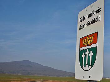 Einige Kilometer von der Landkreisgrenze entfernt, mitten im Thüringer Land bei Eicha steht seit einiger Zeit dieses Bäderlandschild.  Foto: Friedrich