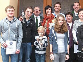 Die erfolgreichen Teilnehmer der Schützenwettbewerbe präsentieren ihre Pokale.  Foto: Gerhard Schmidt