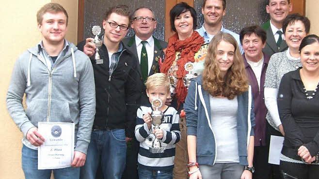 Die erfolgreichen Teilnehmer der Schützenwettbewerbe präsentieren ihre Pokale.  Foto: Gerhard Schmidt
