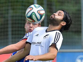 Seit dieser Saison trägt Erhan Gezici (r., im Toto-Pokal gegen Weisendorf) das Trikot des TSV Röttenbach - und trifft schon bald in der Kreisliga 1 auf seinen Ex-Klub TKV Forchheim.  Foto: Picturedreams