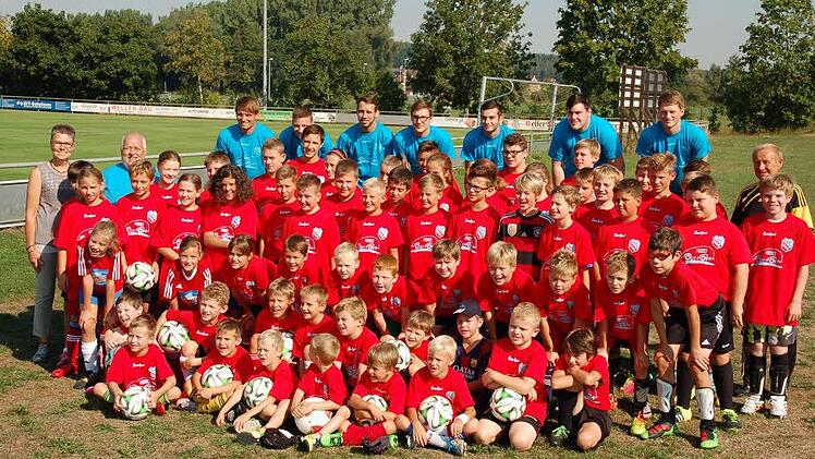 Die ganze Mannschaft mit Zweiter Bürgermeisterin Jutta Köhler und Klaus Weltzien (links außen), Dieter Pöhnl (rechts im gelb-schwarzen Trikot) Foto: Johanna Blum