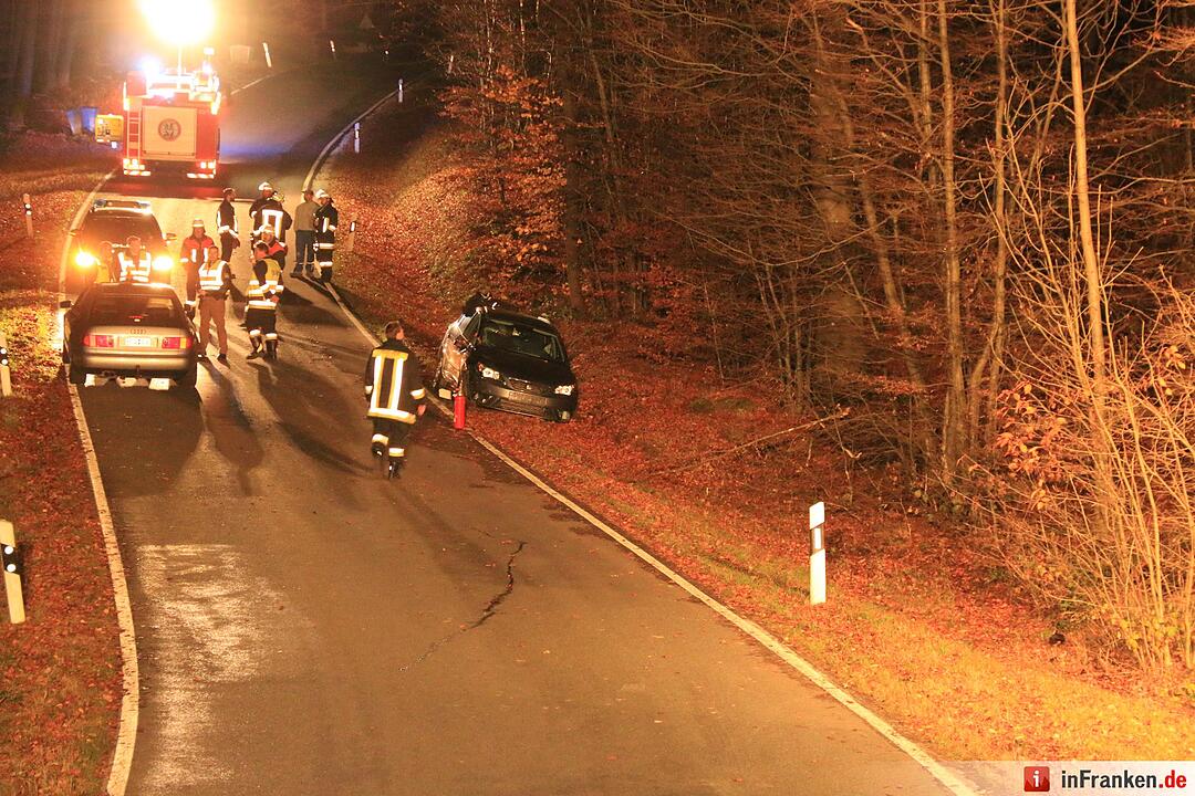 Pkw prallt bei Buch gegen Baum