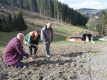 Sie sind entsetzt über die Wildschäden am Skiliftgelände. Im Bild von links: Beiratsmitglied Hans-Georg Lindig, die Geschäftsführer Heiner Pfeifer und Gerhard Rentsch.  Foto: Veronika Schadeck