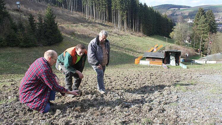 Sie sind entsetzt über die Wildschäden am Skiliftgelände. Im Bild von links: Beiratsmitglied Hans-Georg Lindig, die Geschäftsführer Heiner Pfeifer und Gerhard Rentsch.  Foto: Veronika Schadeck