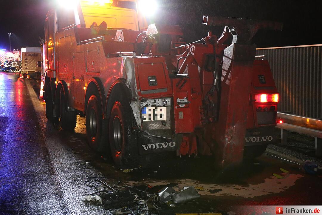 Lkw walzt Nachtbaustelle nieder - Bauarbeiter schwer verletzt - Bild der Verwuestung auf mehr als 300 Metern