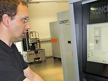 Geschäftsführender Gesellschafter Frank Herzog vor einer Maschine, die Rohlinge für Ringe produziert. Foto: Archiv/Tobias Kindermann
