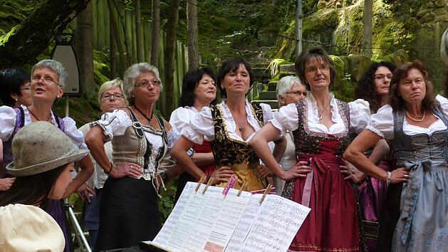 Der Chor aus Streitau hatte auch optisch einiges zu bieten. Foto: Werner Rei&szlig;aus