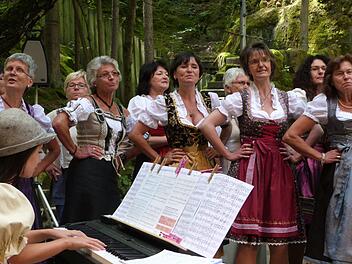 Der Chor aus Streitau hatte auch optisch einiges zu bieten. Foto: Werner Reißaus