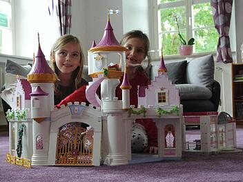 Die siebenjährige Milla Frank und die sechsjährige Theresa Kaiser haben nach Schule, Essen, Hausaufgaben erst mal ein Ziel: das neue Playmobil-Schloss im Ruhezimmer. Hier gibt es einen supergemütlichen Lesesessel, Bücher und, super, Klamotten zum Verkleiden.Brigitte Krause
