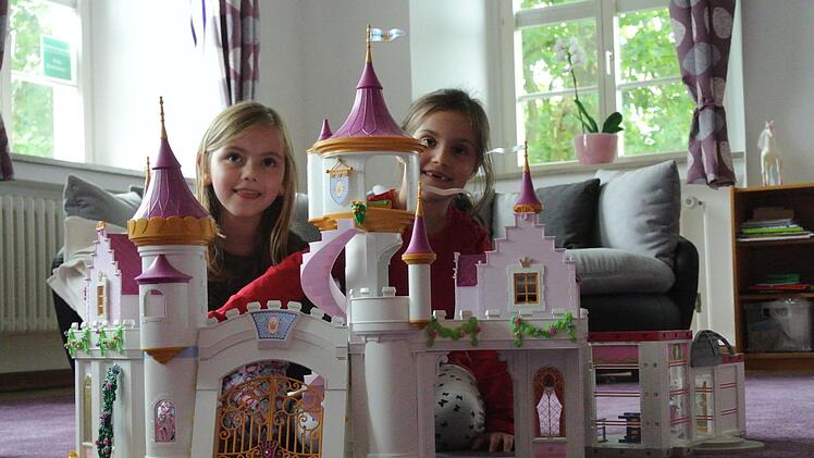 Die siebenjährige Milla Frank und die sechsjährige Theresa Kaiser haben nach Schule, Essen, Hausaufgaben erst mal ein Ziel: das neue Playmobil-Schloss im Ruhezimmer. Hier gibt es einen supergemütlichen Lesesessel, Bücher und, super, Klamotten zum Verkleiden.Brigitte Krause