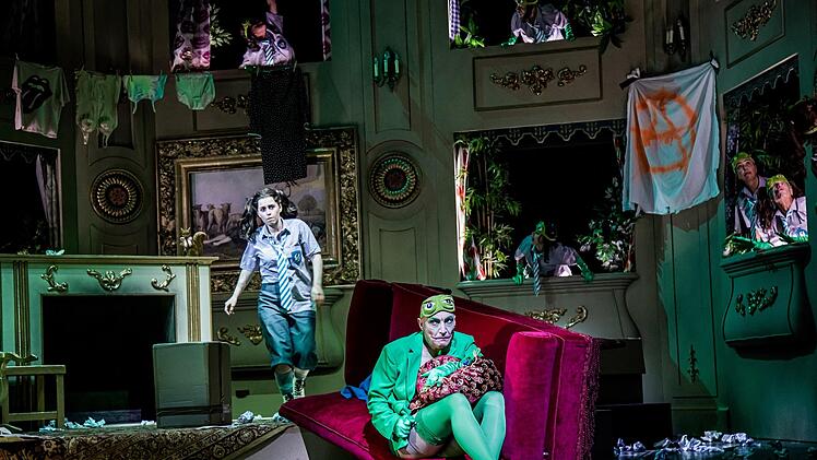 Szene aus Maurice Ravels "Das Kind und der Zauberspuk" am Landestheater Coburg