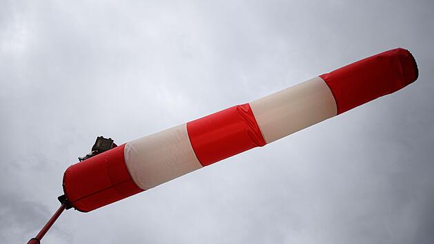 Auto mit Anhänger von Straße gefegt