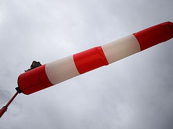 Auto mit Anhänger von Straße gefegt