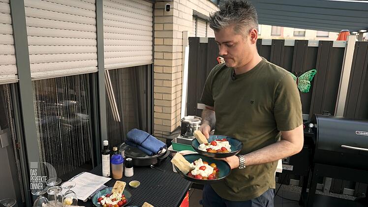 Der warme Tomatensalat mit Burrata und Focaccia ist servierbereit.