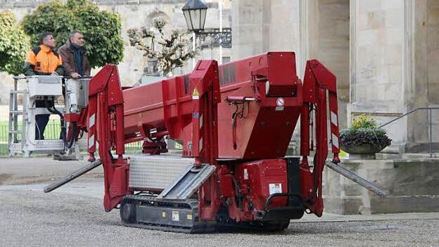 Helmut Holl (links) und Martin Schweizer bleiben im Korb, während die Maschine auf ihren Raupen ein paar Meter weiterfährt zum nächsten Startpunkt. Fotos: Simone Bastian