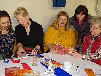 Sie sprechen über die Vorbereitungen für den Weltgebetstag (von links): Lucie Chérière und die Hauptorganisatorinnen Sabine Schmidt, Hermine Fiedler, Petra Kestel und Elke Baumann.