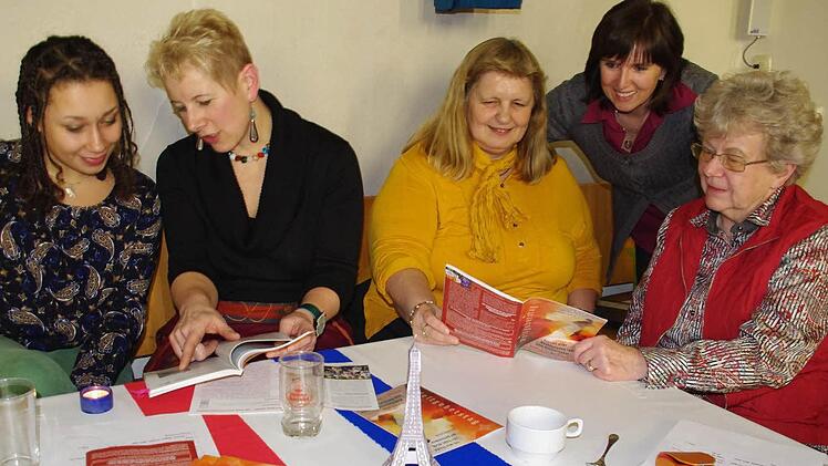 Sie sprechen über die Vorbereitungen für den Weltgebetstag (von links): Lucie Chérière und die Hauptorganisatorinnen Sabine Schmidt, Hermine Fiedler, Petra Kestel und Elke Baumann.