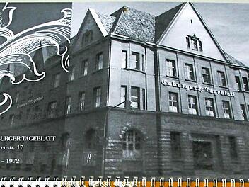Die Altstadtfreunde stellen am Mittwoch ihren Abrisskalender 2014 vor. Auf dem Juni-Blatt wird das ehemalige Verlagsgebäude des Coburger Tageblatts gezeigt - abgerissen 1972. Im Vorwort schreibt Michael Heinrich, Professor für Darstellen und Visuelle Kunst an der Hochschule Coburg: "In die Altstadt gehören zu allererst Klugheit, feine Wahrnehmung, Sorgfalt und Bedächtigkeit."  Foto: Christiane Lehmann