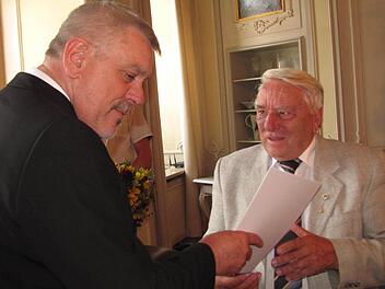 Oberbürgermeister Norbert Tessmer (links) überreicht dem ehemaligen Ortssprecher von Lützelbuch und Vorsitzenden des Bürgervereins, Günter Lehmann, die Urkunde zur Stadtmedaille. Foto: Martin Koch