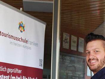 Jörg Oßwald - hier am Eingang der Tourismusschule - ist sich klar: "Das Lernen wird eine Umstellung werden!" Foto: Veronika Schadeck