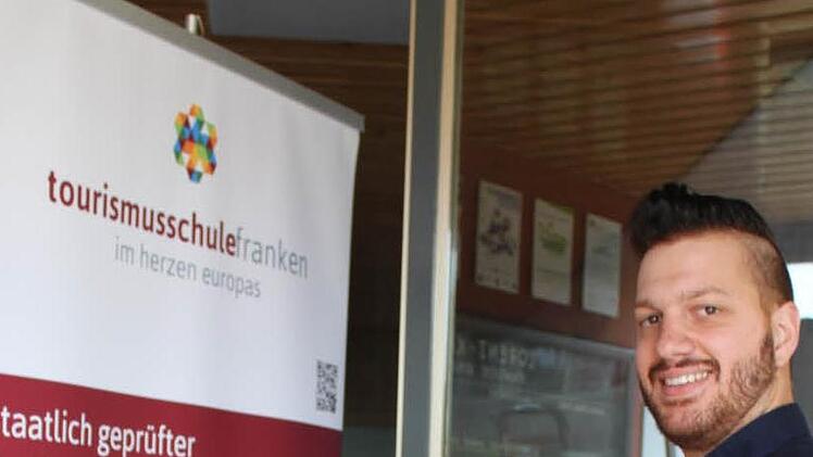 Jörg Oßwald - hier am Eingang der Tourismusschule - ist sich klar: "Das Lernen wird eine Umstellung werden!" Foto: Veronika Schadeck