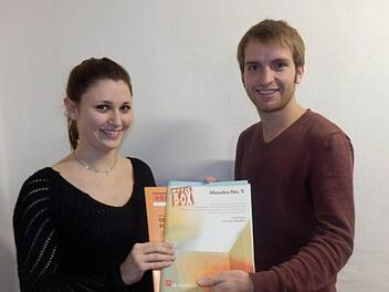 Corinna Seemann, 2. Vorsitzende der Notenkiller, nimmt von Sebastian Dees die gespendeten Noten entgegen. Foto: Blaskapelle