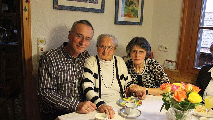 Anna Fößel mit Sohn Gerfried und Tochter Hildegund  Foto: Friedwald Schedel
